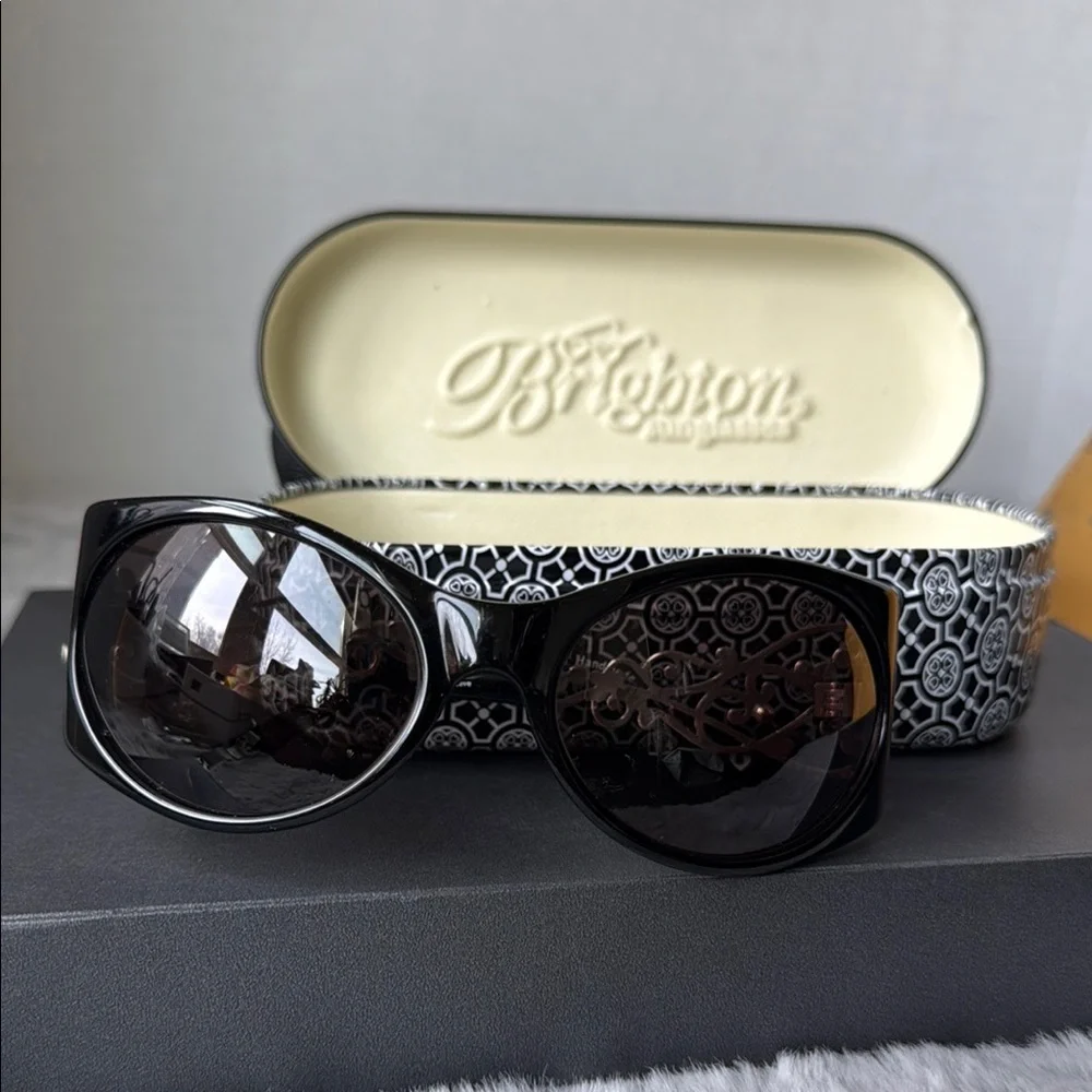 Brighton Black Oversized Sunglasses with Modern Frame
